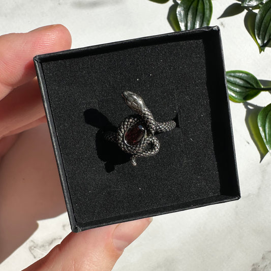 Anello Lilith in Granato (regolabile)